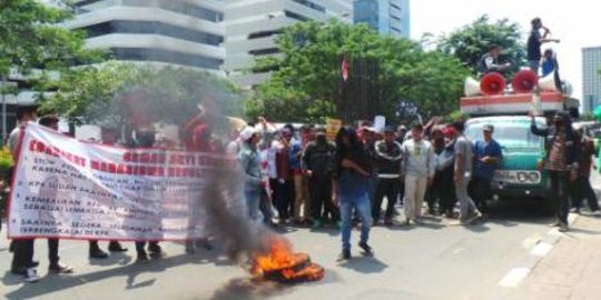 Demonstrasi dan bakar ban bekas, mahasiswa minta KPK move on