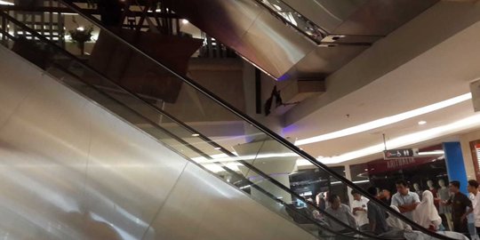 Kondisi eskalator lantai 4 Sun Plaza di Medan yang runtuh