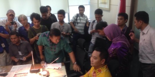 dobrak ruang rapat fraksi golkar rev1