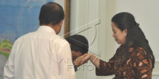 Jokowi cium tangan Megawati, Yuddy cium tangan Puan