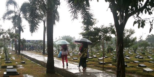 Hujan deras, peziarah ramai datangi makam Olga Syahputra