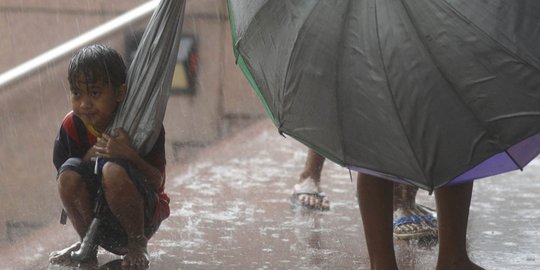 Potret pengojek payung mengais rezeki di tengah guyuran hujan