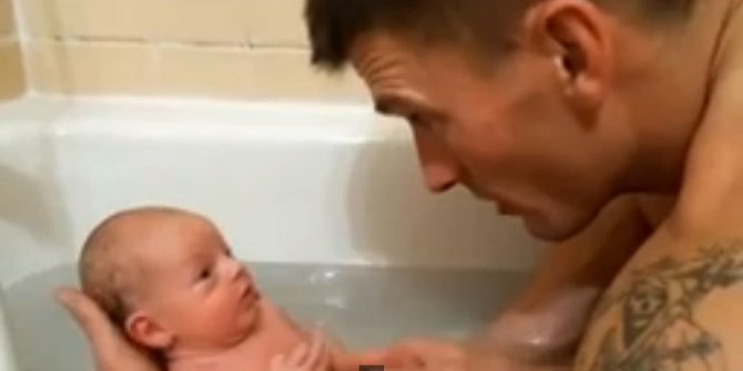 Video ayah ganteng mandikan bayi jadi sensasi dunia maya