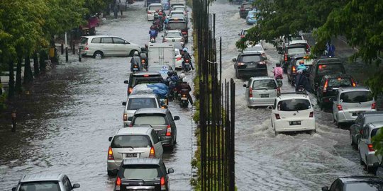 Hujan lebat, Jalan Rasuna Said digenangi air