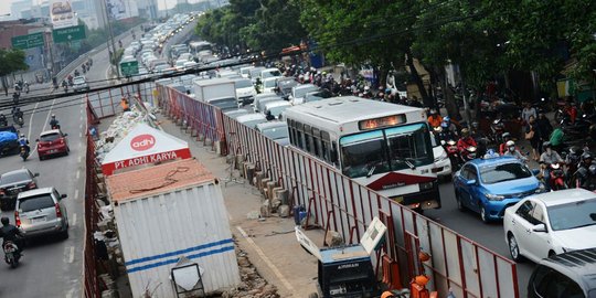 Kesal proyek jalan layang busway buat macet, warga DKI lapor ke sini