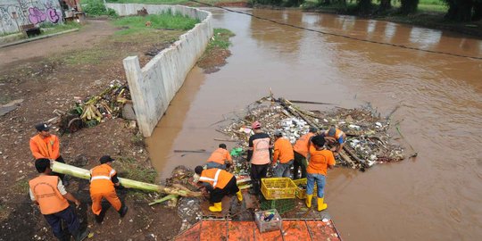 Antisipasi banjir, sampah di Sungai Pesanggrahan dibersihkan