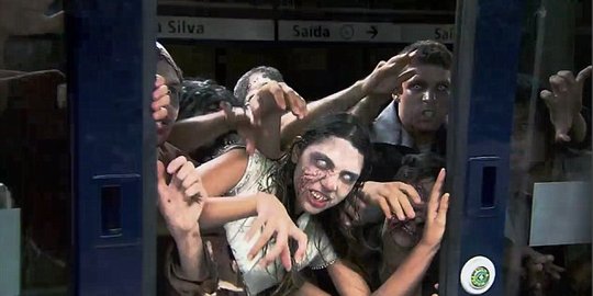 [Video] Wanita ini histeris di kereta gara-gara diserang zombie