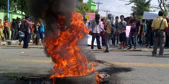 BBM naik bukti Jokowi tak pro rakyat, mahasiswa demo bakar ban