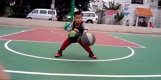 Mencengangkan, bocah lima tahun main basket layaknya atlet