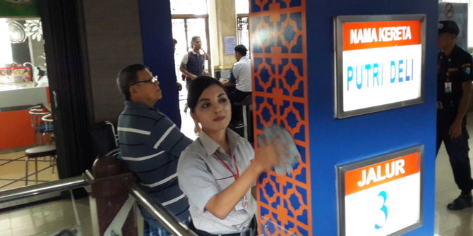 Demi kuliah, mahasiswi cantik ini rela jadi cleaning 
