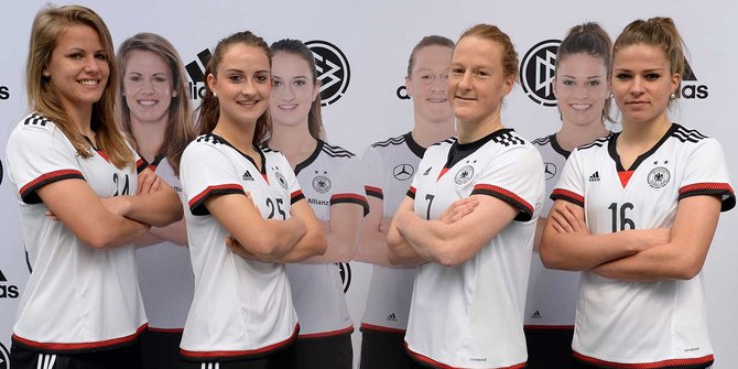 Pose timnas sepakbola cantik Jerman pamer jersey baru