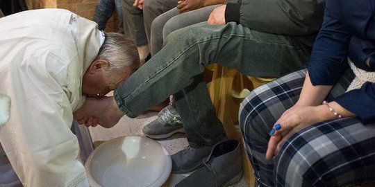 Perayaan Paskah, Paus Francis cium kaki narapidana di Roma
