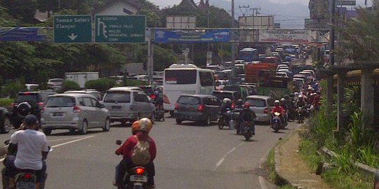 Puncak macet parah sepanjang 10 KM, mobil saling serobot