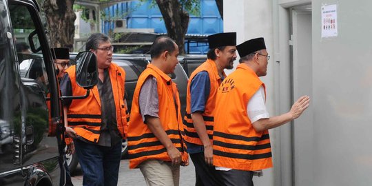 Tahanan KPK usai salat Jumat dan kebaktian