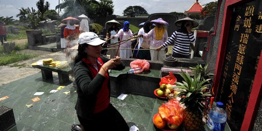 Warga Tionghoa gelar ritual Cheng Beng