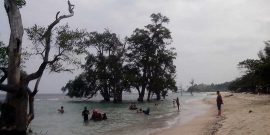 Melihat keindahan Pantai Lhok Mee di Banda Aceh