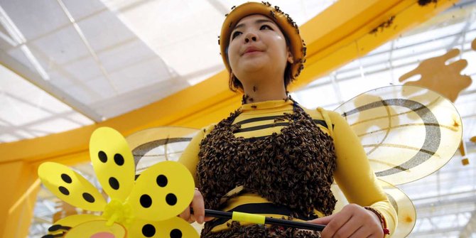 Pamerkan produk madu, model ini nekat berkostum penuh lebah