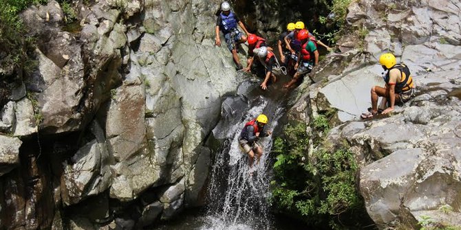 Adrenalin menyusuri sungai pelus di lereng selatan Gunung Slamet