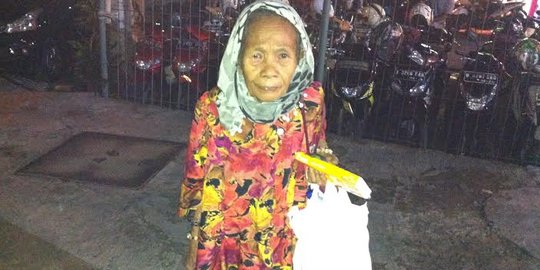 Kisah Nenek Marni, jalan kaki keliling Jakarta jualan tisu