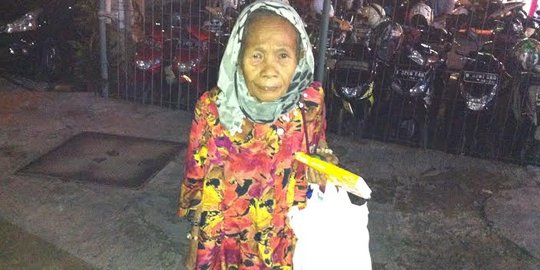 Kisah Nenek Marni, jalan kaki keliling Jakarta jualan tisu ...