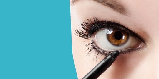 Jangan memakai eyeliner di bagian dalam garis mata!