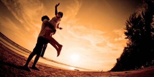 9 Arti tersembunyi di balik pelukan pria