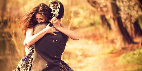 9 arti tersembunyi di balik pelukan pria