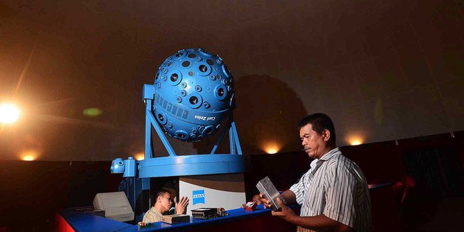 Saksikan gerhana bulan total, ratusan orang padati Planetarium TIM