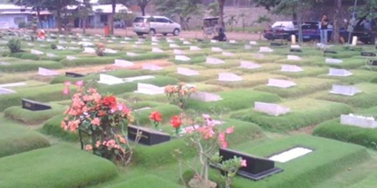 Satu keluarga bunuh diri batal dimakamkan satu liang lahat