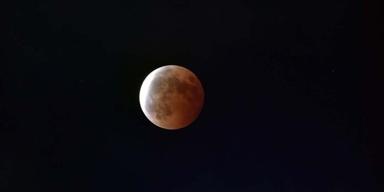 Warga cukup senang melihat gerhana bulan total meski hanya sebentar