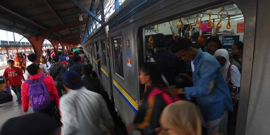 Berselingkuh sampai berjodoh di KRL