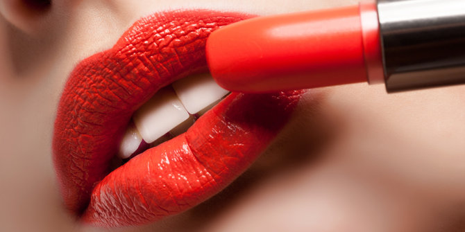 Kandungan dalam Lipstik bisa Sebabkan Kanker, Benarkah?