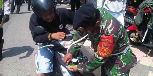 Awas, jangan berani-berani pasang stiker TNI di kendaraan pribadi