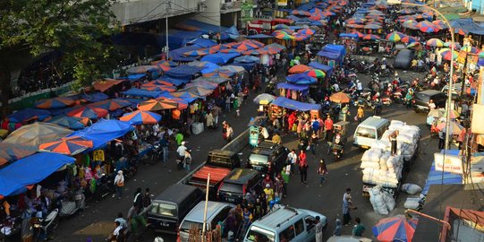 Diserahkan Jokowi ke Ahok, Tanah Abang kembali penuh PKL dan macet