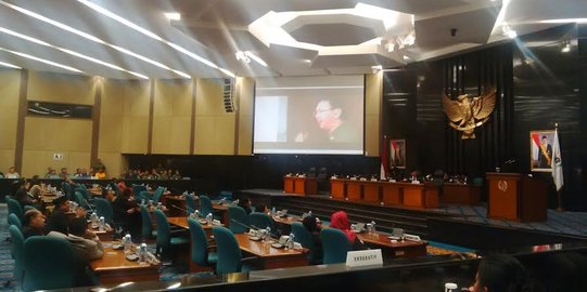 Bak di layar tancap, DPRD tepuk tangan saat tonton video marah Ahok