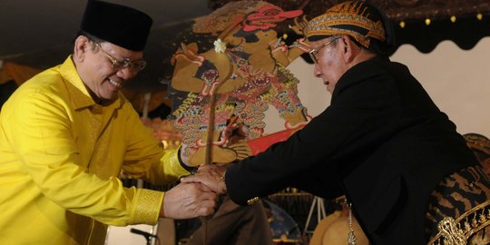Agung Laksono kesal susunan fraksi di DPR belum dirombak