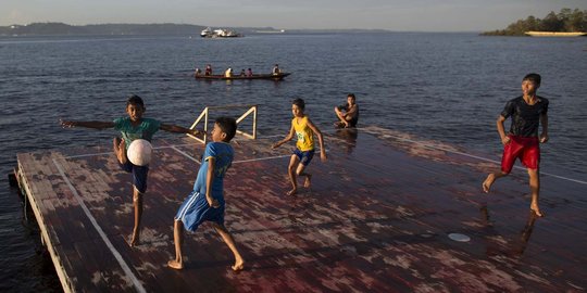 Keceriaan bocah Brasil main bola di atas Sungai Hitam Amazonas