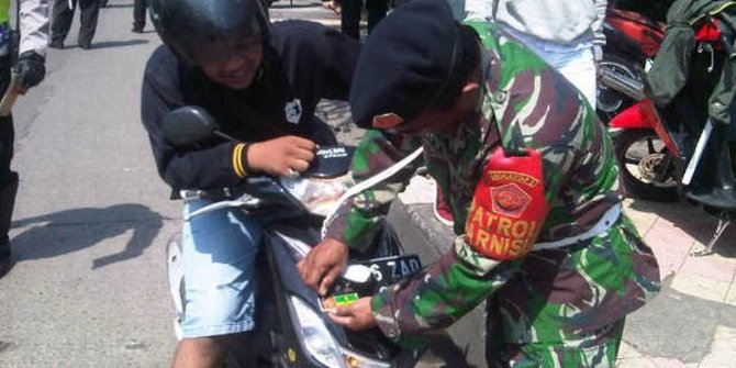 Ini alasan memalukan warga sipil pasang stiker  TNI 