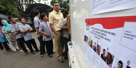 Warga antre ikut simulasi Pilkada 2015 di kantor KPU