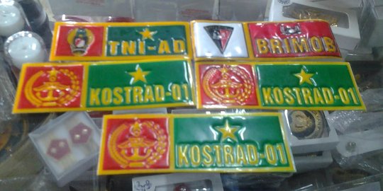 Pedagang stiker TNI juga kerap dirazia petugas