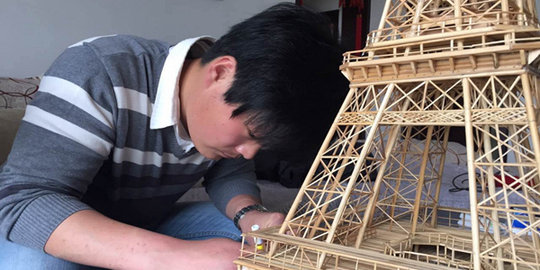 Demi pacar, pria ini bangun Menara Eiffel dari bambu