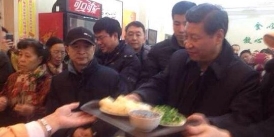 Pejabat-pejabat ini rela antre dengan rakyat saat beli makan