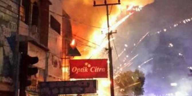 Ruko isi petasan di Pekanbaru terbakar bikin warga panik