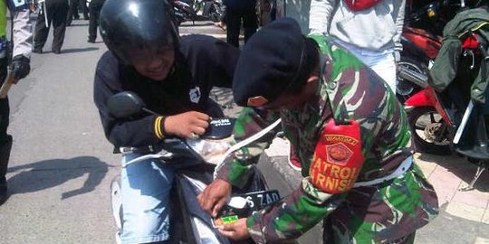 Mabes TNI: Jangankan sipil, anggota saja dilarang pasang stiker TNI!
