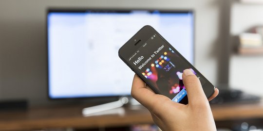 Jangan gunakan smartphone sambil tonton TV!