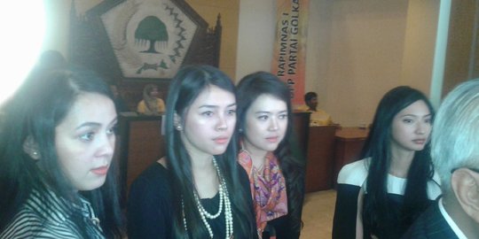 4 Pengacara cantik hadir di rapimnas, loyalis Agung Laksono bersorak