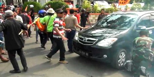 Konvoi ricuh, pendemo rusak mobil berpenumpang pria berseragam TNI