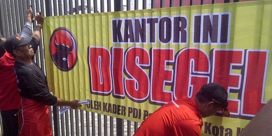 Ratusan kader partai kepala banteng saat segel kantor PDIP Kediri