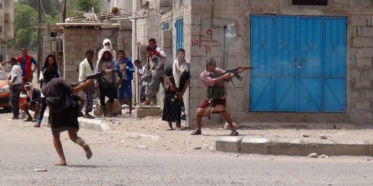 Pertempuran sengit warga Yaman bantu pasukan koalisi serang Houthi