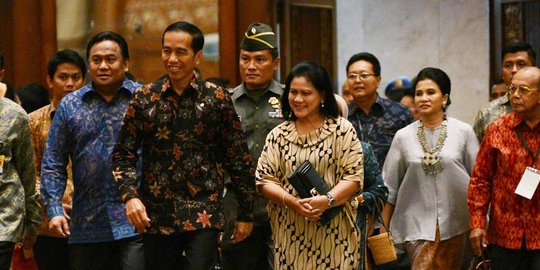 Jokowi hadir di Kongres PDIP berjas merah tanpa logo banteng